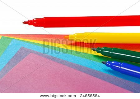 Carta colorata e marcatori per la creatività