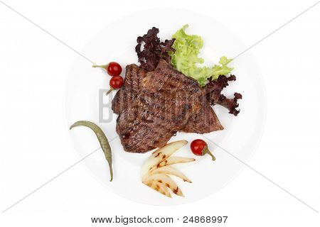 肉料理： 2 つのグリル ステーキ唐辛子と赤ピーマン、緑レタス サラダ、分離料理 ov