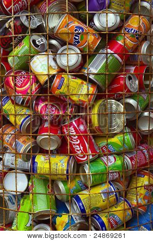 Lisbona, Portogallo - 1 Ott: Lattine di alluminio usate sono depositati in un contenitore per il riciclaggio, questo cont