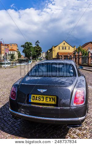 Rathenow Germany August 17, 2014: Bentley Mulsanne And Continental Gt During Test Drive