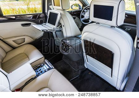 Rathenow Germany August 17, 2014: Bentley Mulsanne And Continental Gt During Test Drive