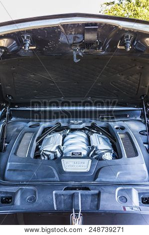 Rathenow Germany August 17, 2014: Bentley Mulsanne And Continental Gt During Test Drive