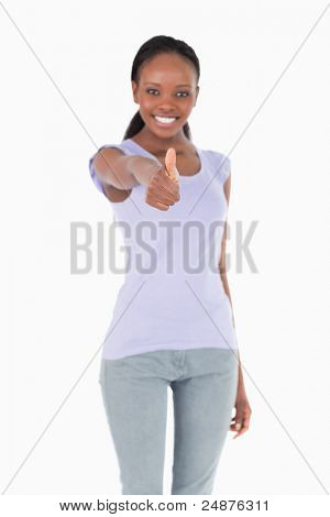 Close up del pollice up essendo dato da donna sorridente su sfondo bianco