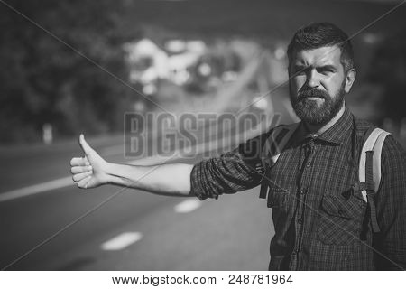 Auto-stopper. Hipster Hiker Show Thumbs Up Hand Gesture On Sunny Day. Summer Vacation Concept. Adven