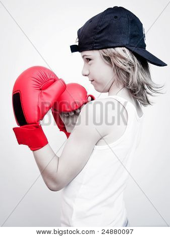 barn med boxhandskar