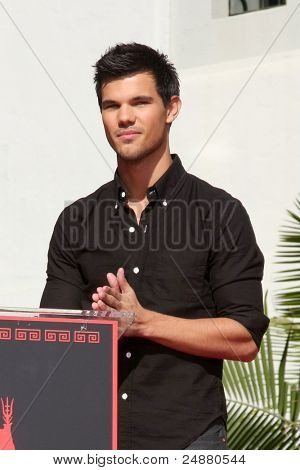 LOS ANGELES - NOV 3: Taylor Lautner na otisk a stopa obřad pro Twilight Saga A