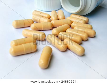 Un tas de pilules (Capsules) et un ouvert Flack - pharmacie et santé