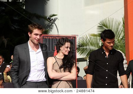 LOS ANGELES - NOV 3: Robert Pattinson, Taylor Lautner, Kristen Stewart v jejich otisky rukou a Footp