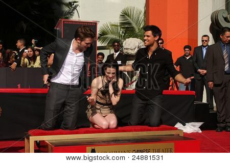 LOS ANGELES - NOV 3: Robert Pattinson, Taylor Lautner, Kristen Stewart v jejich otisky rukou a Footp