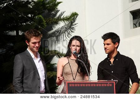 LOS ANGELES - NOV 3: Robert Pattinson, Taylor Lautner, Kristen Stewart, jejich otisky rukou a nohou