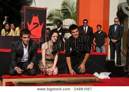 LOS ANGELES - NOV 3: Robert Pattinson, Taylor Lautner, Kristen Stewart, jejich otisky rukou a nohou