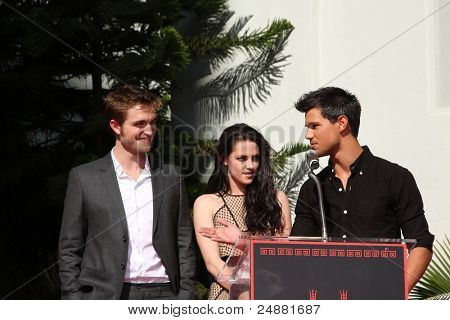 LOS ANGELES - NOV 3: Robert Pattinson, Taylor Lautner, Kristen Stewart, jejich otisky rukou a nohou