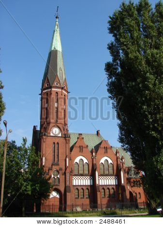 โบสถ์ Neogothic ในฤดูร้อน