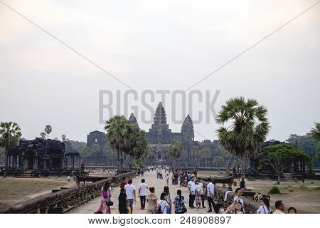 Siem Reap, Cambodia - 15 April 2018: Tourists In Angkor Wat Temple. People Crowd Going In Angkor Wat