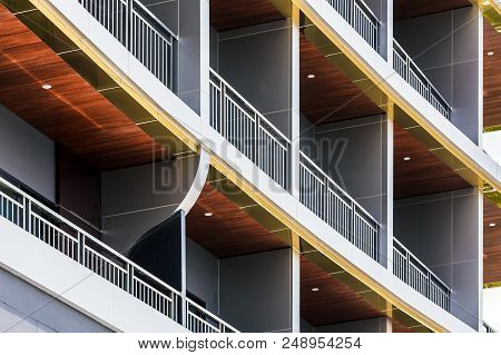 Modern Architecture Terrace Aluminum Rail And Fall Protection
 Tempered Glass