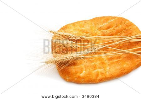 面包和小麦耳朵上白色隔离