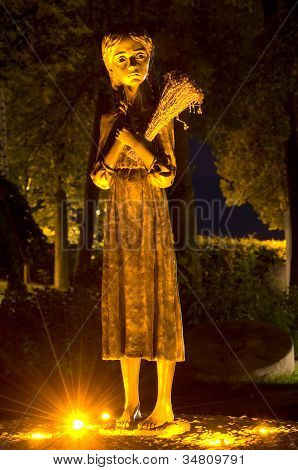 Monumento di una ragazza per le vittime dell'Holodomor nella notte