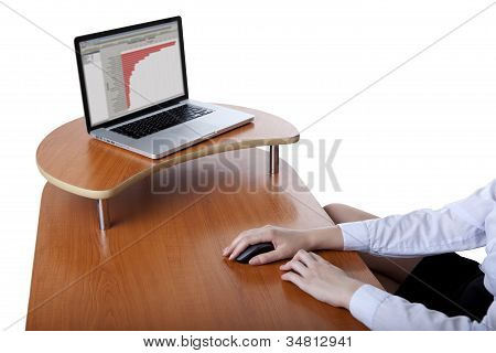 kvinna med en bärbar dator