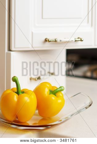 Kitchen\'ın masaya sarı tatlı biber