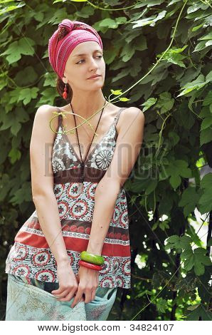 Chica en ropa étnica
