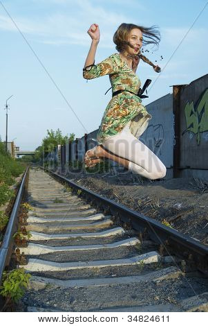 Salto di giovane donna