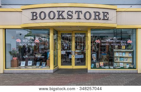 Kahului, Maui,, Hawaii, Usa. - January 12, 2020: Bookstore At Queen Kaahumanu Shopping Center. Black