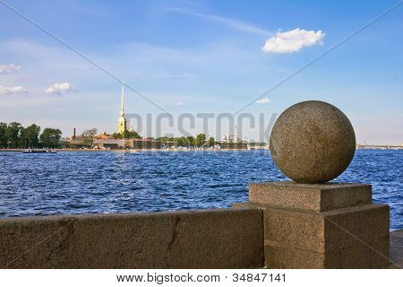 ของน้ำแม่น้ำ Neva แบ่งของเกาะ Vasilyevsky ปีเตอร์และ Paul ป้อม