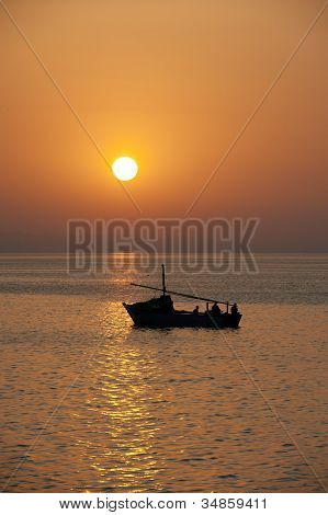 Západ slunce nad oceánem s lodí