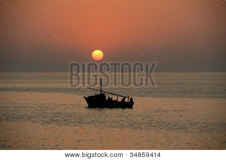 Západ slunce nad oceánem s lodí