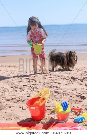 Bambina in spiaggia In P.e.i