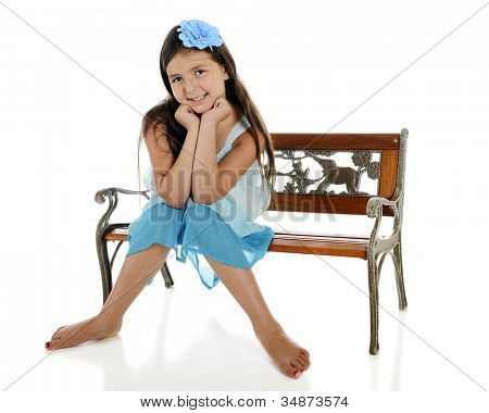 eine ziemlich elementare Mädchen in einer ziemlich blau Sommerkleid gerne sitzen klopfen eines Kindes Park Ben Notendauer