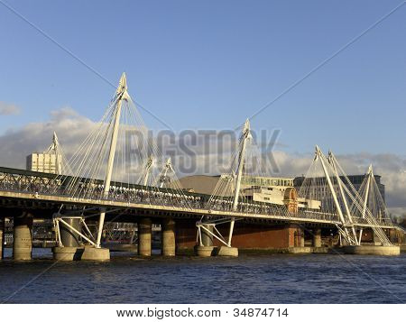 Hungerford bridge al tramonto in Londra, Inghilterra, Regno Unito