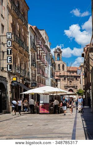 Salamanca, Spain - May, 2018: Tourists And Locals At The Famous Antique Plaza Del Corrillo Of Salama
