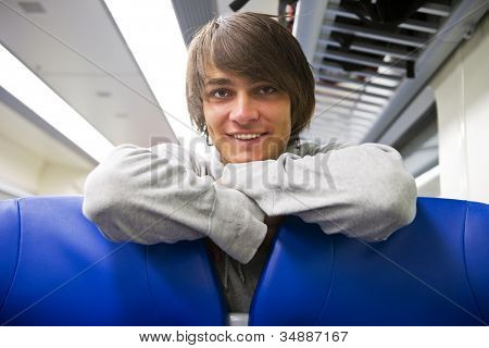 คนหนุ่ม หล่อ มองเห็นม้านั่งใน compartiment การรถไฟกลับ