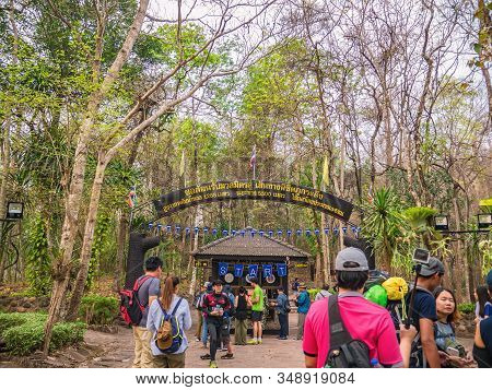 Loei/thailand-16 Feb 2019:unacquainted People Trekking To The Top Of The Phu Kradueng Mountain Natio