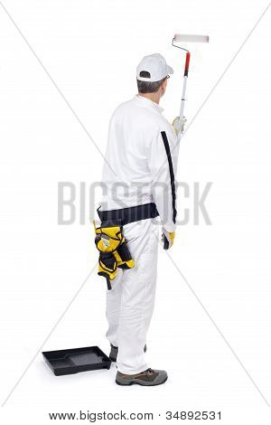Stavební dělník v bílou kombinézu s Paint Roller nátěr zdi