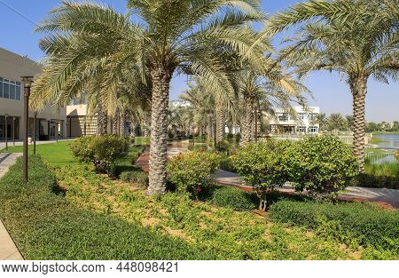 Dubai-uae - September 25, 2020: View Of Jumeirah Islands Housing Development Promenade With Jlt Skys
