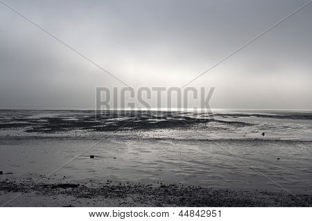 Pláže Southend, Essex, Anglie, mlhavé den
