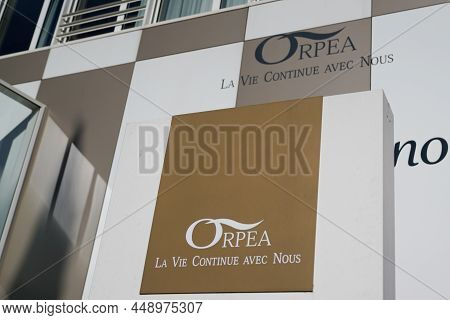 Bordeaux , Aquitaine  France - 02 02 2022 : Orpea La Vie Continue Avec Nous Brand Text And Logo Sign