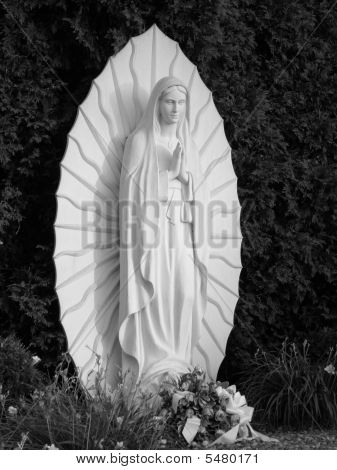 Statue von Jungfrau Maria-schwarz-weiß