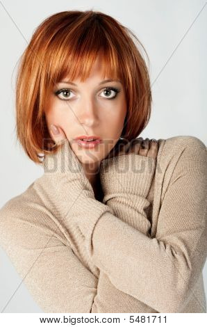 Portrait von red haired Girl mit Händen berühren Gesicht