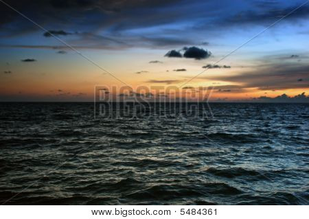 在海上黄昏