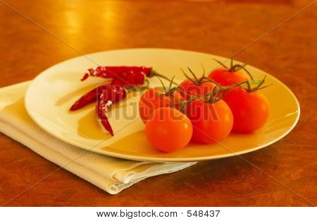 Oranje tomaten en paprika 's