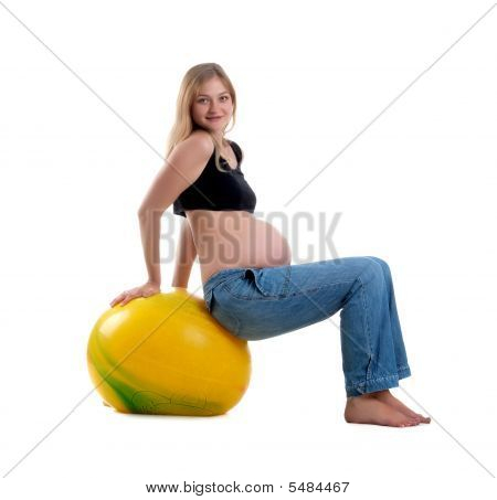 Pregnatl donna e palla gialla