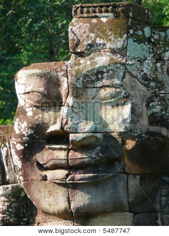 Testa rotta statua del re Jayavarman Vii