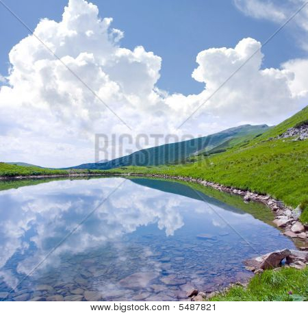 山の湖