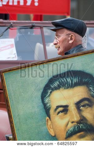 Member of KPRF bears Stalin's portrait
