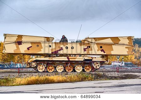 Bridge layer MTU-72 move to demonstration range