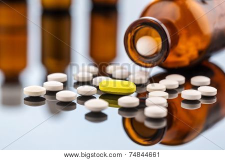 many tablets with a glasbeghÃ?Ã?Ã?ÃÂ¤ter. symbol photo for addiction and costs in medicine and medicines.