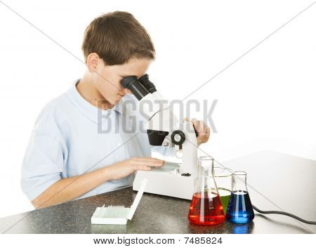 Filho olha através de microscópio